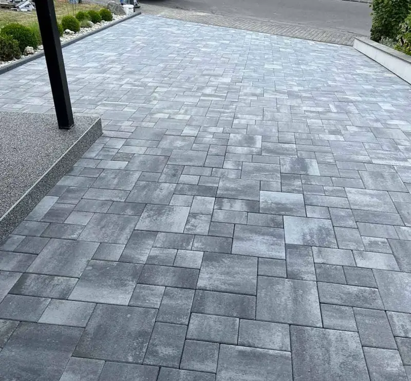 Gepflasterte Hofeinfahrt